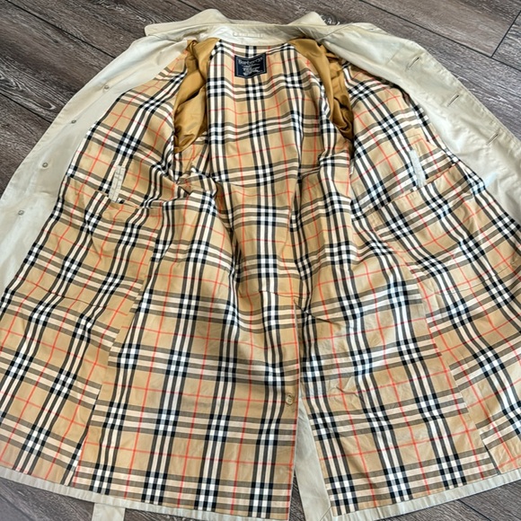 Authentic Burberry trench coat with belt - Picture 9 of 12